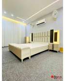 Lit design moderne beige clair avec éclairage intégré