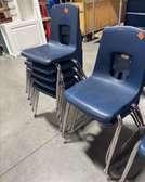 Chaises en plastique et chaises de bureaux
