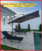 Parasol carré 235x235 cm avec 2 transats assortis