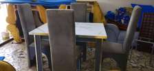 Une table avec 4 chaises