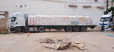 Camion semi-remorque blanc charge lourde transport