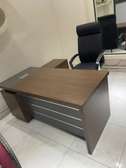 Bureau professionnel bois marron + chaise ergonomique