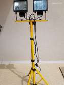 Projecteur chantier double sur trépied réglable jaune