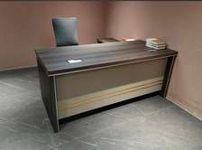 Bureau moderne gris foncé avec chaise ergonomique