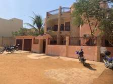 Villa R+1 à louer à thies en bordure de route