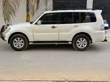 Mistubichi pajero 2015