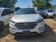 Hyndai Tucson 2.0 version 4x4 full option