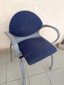 Chaise design bleu marine métal gris avec accoudoirs