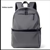 Sac à dos gris résistant avec poches multiples