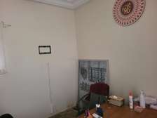 Bureau une pièce à louer par mois