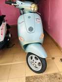 Vespa vintage bleu clair scooter fiable urbain