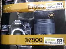 Nikon D7500 plus objectif 18-55 mm neuf dans sa boîte