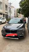 BMW X1 SUV compact gris métallisé performant