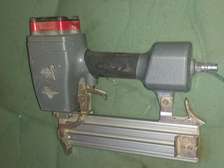 machine pour clou invisible sur bois