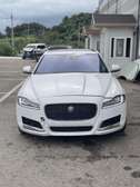 Jaguar XF berline luxe blanc performance