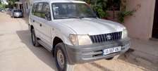 Toyota Land Cruiser 4x4 blanc robuste et fiable