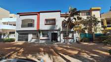 Villa R+1 bord de mer Hann Marinas