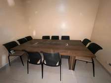 Table réunion bois massif 8 personnes avec chaises noires