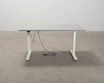 Bureau réglable électrique blanc surface lisse