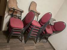 Tables et chaises en provenance d’Allemagne