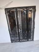 Porte fer forgé noire décorative et sécurisée