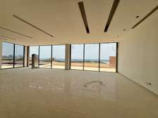 Villa neuve de 1000 m² pied dans l' eau Almadies