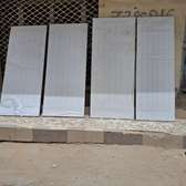 Porte chambre et toilette neuve dans leur emballage