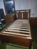LIT EN BOIS ARTISANAL AVEC RANGEMENT INTÉGRÉ