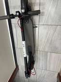 Trottinette électrique pliable noire urbaine