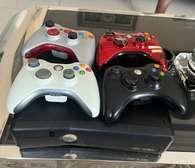 Xbox 360 flashée avec 4 manettes