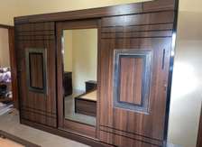 Lit double bois massif marron avec tables de chevet