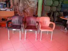 Chaises plastique robustes avec accoudoirs marron beige