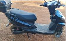 Scooter électrique noir batterie longue durée urbain