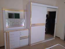 Ensemble lit armoire et commode blanche avec miroir doré