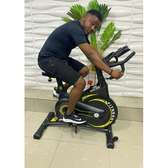 Vélo de spinning ultra-silencieux à contrôle magnétique