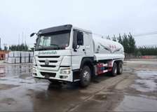 Camion citerne HoWo 2000L