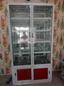 Vitrine verre et métal blanc rouge avec rangement