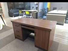 Bureau bois noyer foncé 3 tiroirs + placard