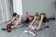 Roue avec une base pour l’exercice des muscles abdominaux
