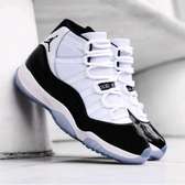 Jordan 11 blanc noir