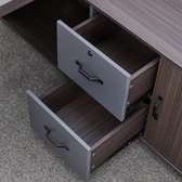Bureau moderne gris anthracite grand format avec rangement