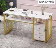 Table  GM en bois marbré pied en fer avec tiroir