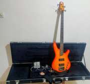 Basse électrique active 4 cordes orange avec étui