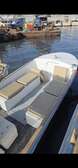 Bateau robuste avec console et échelle