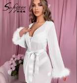 Peignoir transparent rose clair manches fourrure