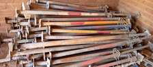 Étais et planches à vendre