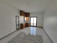 Studio moderne avec balcon et cuisine équipée