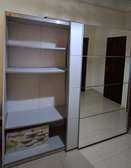 Grande armoire de rangement en bon état