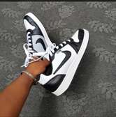 Nike Classic Low noir blanc baskets basses
