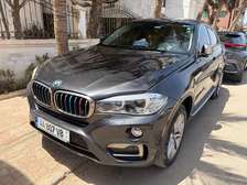 BMW X6 SUV gris métallisé polyvalent